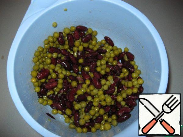 Beans and peas drain, pour into a salad bowl.