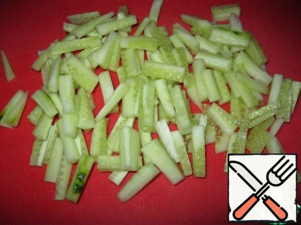 Cut the cucumber into strips.
