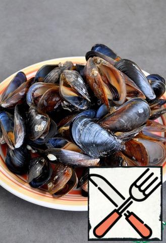 Boil in boiling water for about a minute to open. If the mussels don't open , throw them away.