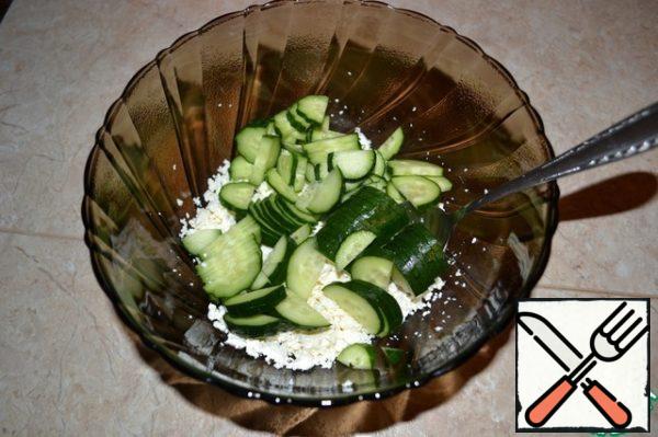 Cut the cucumbers into half rings, add to the cottage cheese.
