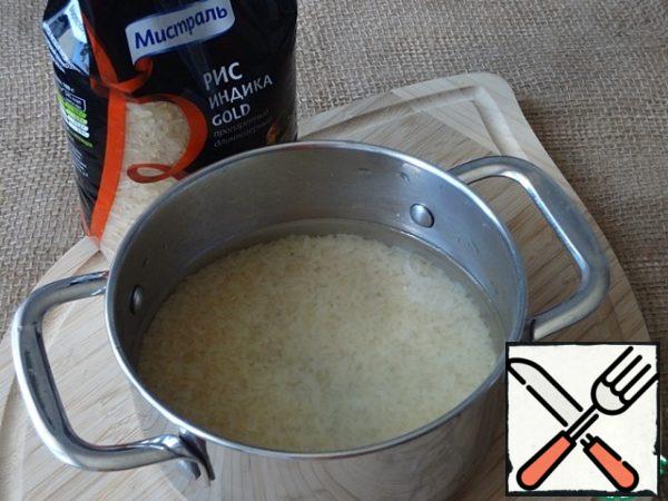 Rinse the rice until transparent and pour cold water in a ratio of 1:2, bring to a boil, reduce the heat and close the lid tightly. Cook on low heat (I cooked on 2 of 9) for 30 minutes, during which time the rice has time to absorb all the water.
