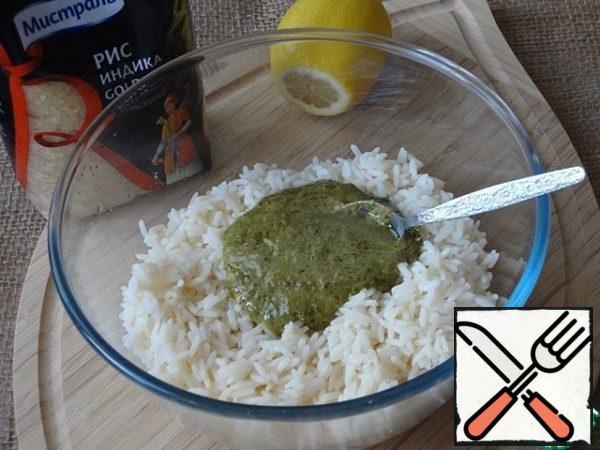 Mix the pesto with lemon juice, pour in the warm rice and stir.
