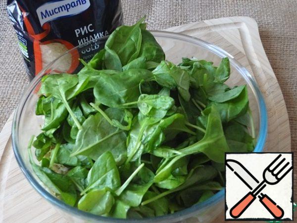 Add spinach leaves. It is spinach in this salad that is not the main one. You can use any soft lettuce leaves with a neutral taste.
