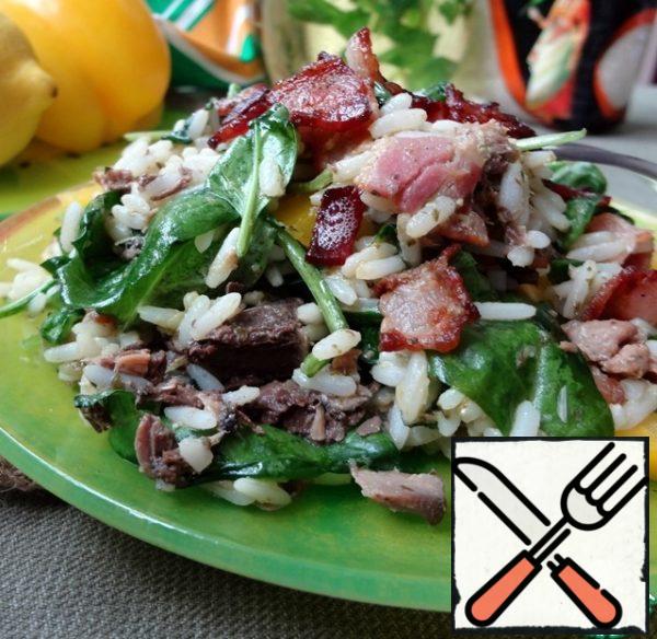 Put in a bowl for serving on the table, decorate with the remaining bacon and serve no later than an hour after cooking. This salad can be made in advance - it is stored in the refrigerator for 24 hours, only put spinach and bacon directly before serving.