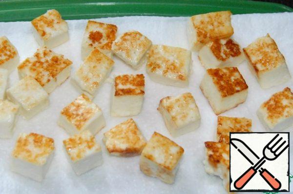 Cut the cheese into cubes, fry on both sides in vegetable oil in a very heated frying pan, until a beautiful ruddy color. We spread it on a napkin to stack excess fat.
