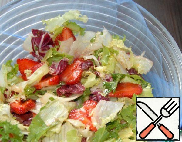 In a salad bowl, gently mix the strawberry salad and dressing.
