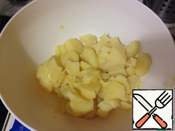 Boil potatoes, clean, cut.