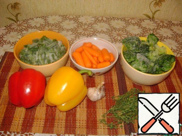 For a bright side dish you will need:
-broccoli-200 g
-beans-200 g
-mini carrots-200 g
-red and yellow bell peppers - 1 piece each
-garlic - 3 cloves
- thyme - a few sprigs
-vegetable oil for baking
