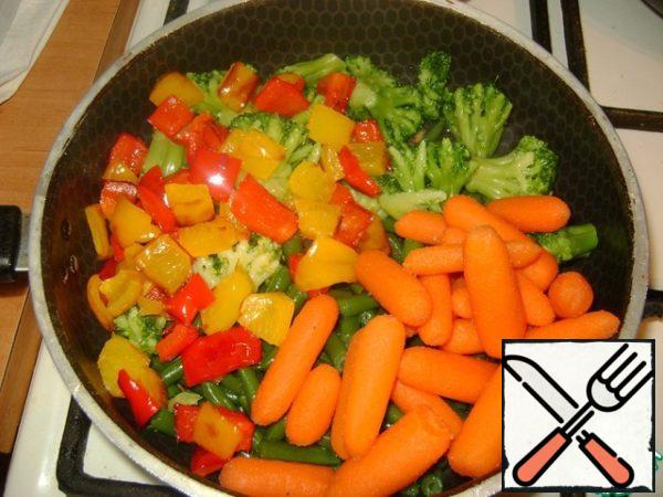 Add all the vegetables and fry for another 2 minutes on high heat. If desired, the finished dish can be seasoned with pepper and sprinkle with thin half rings of sweet red onions.