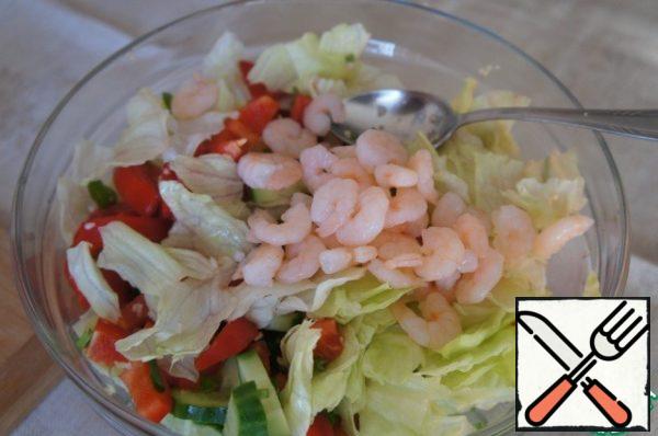 Add a straw of sweet pepper, plates of tomatoes, slices of cucumbers. Add finely chopped onion and garlic chopped with a knife.
