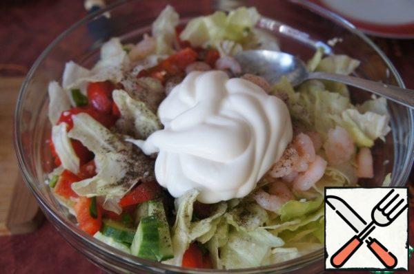Add salt and pepper to taste. Season with mayonnaise or olive oil with lemon juice and mix gently again.