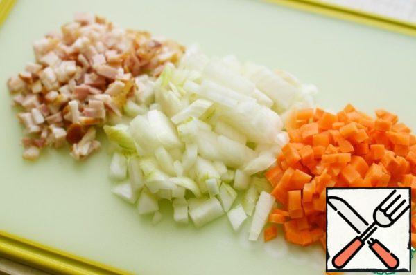 Cut onion, carrot and bacon into small cubes.
