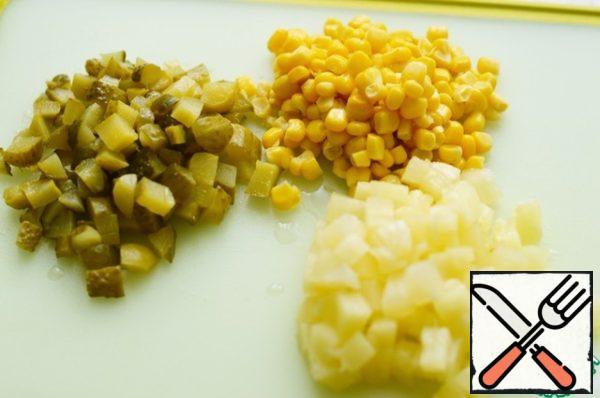 Cucumber and pineapple cut into cubes, drain the liquid from the corn. Fry the bacon in a frying pan, then add the onion and carrot. If necessary, add more corn oil. Fry for a minute, then add the corn and cucumber, fry for another minute.
