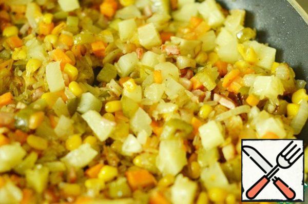 Then add the pineapple, stir and add salt. pepper it. Put the mixture in a baking dish, pour coconut milk.
