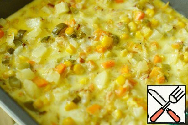 Preheat the oven to 180 C. Cover the mold with foil and bake until the rice is ready. Then remove the mold from the oven, let it stand for 10 minutes.
