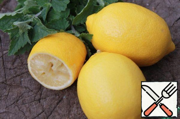 Squeeze the juice out of the lemons.
