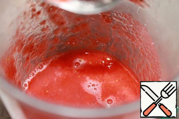 Add lemon juice and sugar to the berries and whisk well with a blender. Add cold water, rum (optional), mix well and strain.
