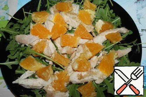Orange peel, break into slices (if desired, clear of films), cut into about 3-4 parts. Put on chicken.