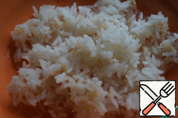 The rice is boiled in salted water in accordance with the instructions on the package. After that - cool down.
