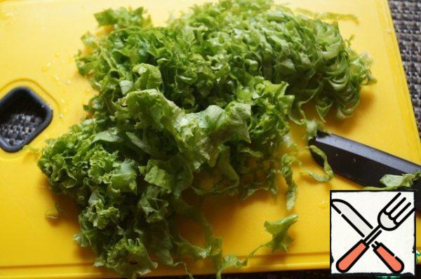 Slice the noodle salad. That is, it is cut, not torn. Our salad does not have a primitive look, it is strict and aesthetic.
