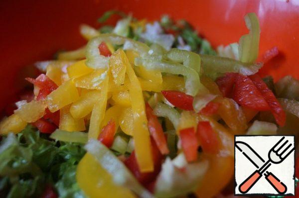 Put rice, pepper and lettuce in a salad bowl.
