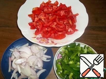 At this time, coarsely chop the tomatoes, peppers and onions. Pepper is better to take red or yellow, the dish will turn out very beautiful (I had a green pepper)
Garlic and herbs are finely chopped.