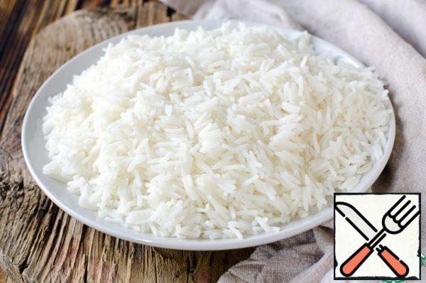 It must be boiled until ready. Then pour 1 tablespoon of soy sauce into the finished rice and set aside.
