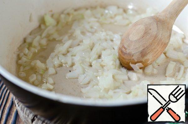 Heat the vegetable oil in a frying pan, it should be very hot, almost steaming. Put the onion and garlic in a frying pan, fry for 1-2 minutes, stirring constantly.
