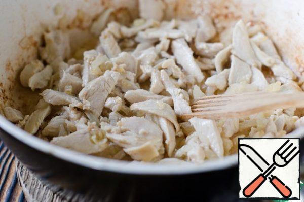 Then add the chicken, fry it for 2 minutes, the meat should turn white and slightly browned, but should not release juice. Do not forget to stir.

