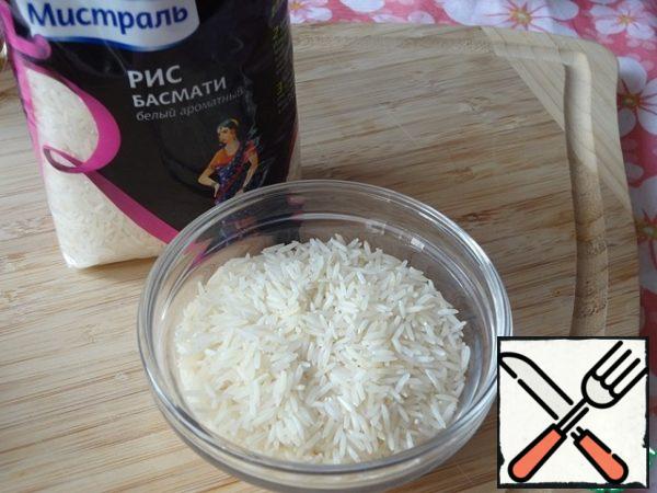 Measure out the rice. Rinse it until it is transparent. Pour the rice into the broth and bring to a boil again. Lower the fire. Cover and let simmer for about 8 minutes. Also, the cooking time of rice of this variety (12 minutes) is ideal for this recipe.