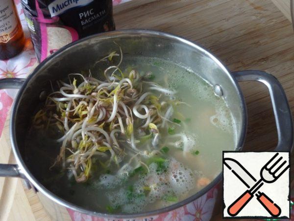 Catch the zest. Season the broth with pepper, salt, vinegar, put the shrimp and bean sprouts. If you have never used sprouts, then this is a very good recipe to try them. And I'm sure this product will be on your menu. Once in a while. Bring to a boil again. Cook for a minute.