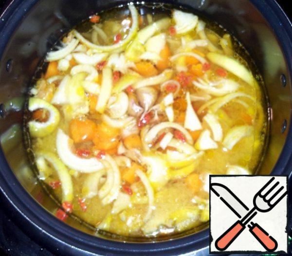 Salted, peppered, poured cumin, barberry, and in the center squeezed the head of garlic..
Poured water above the vegetables by 2 cm and included a slow cooker on the program "pilaf".