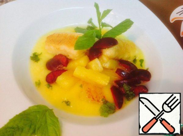 In a deep dish, pour a puree of pineapple and a slide to put pineapples and bananas. Decorate with cherries and mint leaves.