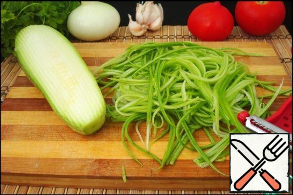 Cut the zucchini into noodles with a vegetable peeler or grate on a grater for Korean carrots.
