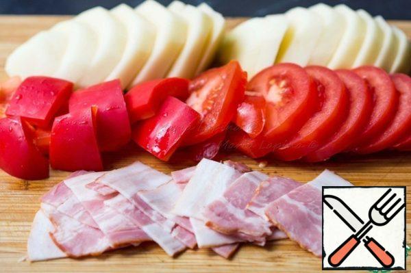 Potatoes and tomatoes cut into slices about 0.5 cm thick . Cut the pepper into squares the size of a tomato slice. Cut bacon, brisket or bacon into thin slices.
