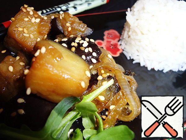 If you have already boiled rice, remaining for example from yesterday, it can be added to eggplants at the time of adding soy-honey sauce to them. Further actions remain the same. In this case, the rice is impregnated with aromas of eggplant and sauce and it turns out very tasty.