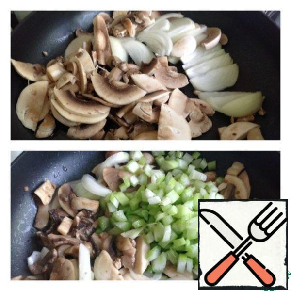 Mushrooms wash and clean, cut thinly, onion half rings, and send to fry in a small amount of oil.
Celery cut into small cubes and send to the mushrooms to fry.