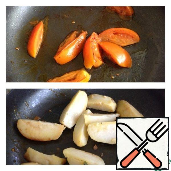 Put the finished mushroom minced meat on a plate, and put the coarsely chopped slices of tomatoes in a frying pan and fry quickly on both sides over high heat. Put the tomatoes to the mushrooms, and in the remaining oil (almost in a dry frying pan) fry the potato slices, pre-cooked in a uniform, peeled and cut into 4 parts.
