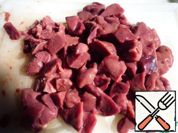 Wash the liver, cut into small pieces, removing unnecessary.
