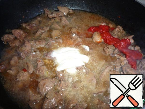 Spread in a pan with liver and onion sour cream (yogurt) + tomato paste + a little water. Stir and simmer for 25-30 minutes.