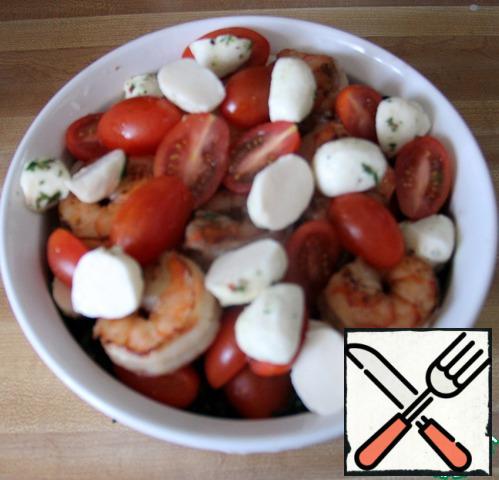 Then put the shrimp and pour the garlic butter, which remained after frying. And on top of the remaining halves of tomatoes and mozzarella. Cover with foil and put in a preheated oven to 180ºC (350ºF ) for 30-40 minutes.