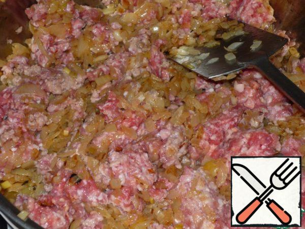 Add the minced meat and, stirring constantly, fry over high heat for 5 minutes.