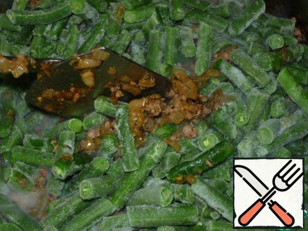 Add the frozen green beans, close the lid, reduce the heat to a minimum and simmer until cooked beans, stirring occasionally. Taste for salt, if necessary doselevel.