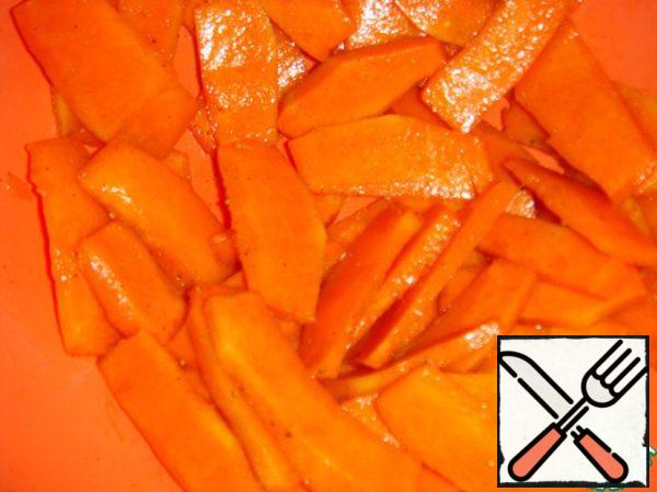 Peel the pumpkin and cut into thin slices. Fold into a bowl, add vegetable oil, spice mixture, salt and ground chili. Mix well so that each piece of the pumpkin was soaked.