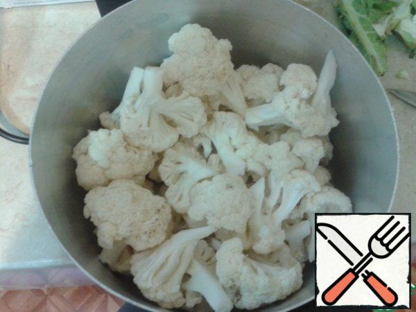 Rinse cauliflower with cold water, disassemble into inflorescences, pour cold water, put on fire.
