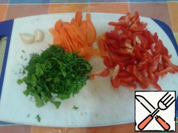 Finely chop the carrots, pepper into strips, cucumber (if there is one), chop the juicy greens according to your desire.
