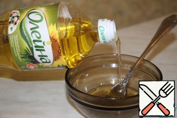 To prepare the sauce: add lemon juice, salt and pepper to the vegetable oil, mix.
