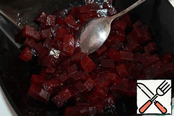 Boil the beets. Cut into cubes. Add a little vegetable oil, mix.
