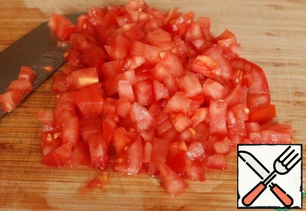 Slice the tomato finely.