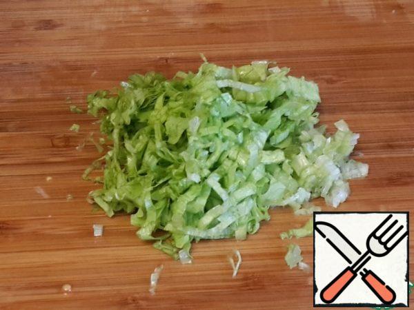 Chop the lettuce leaves finely.